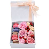 Flower Box with macarons Abu-Dabi