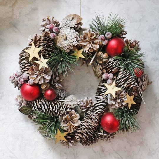 Christmas wreath with cones – flower delivery in Luginy