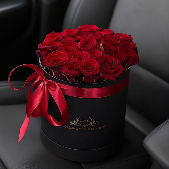 Червоні троянди в коробці 23 шт – доставка квітів у Стрий