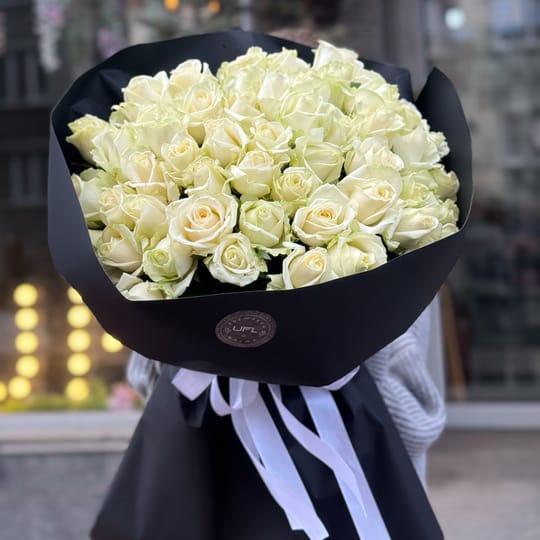51 біла троянда в чорній упаковці – доставка квітів у Моріньї