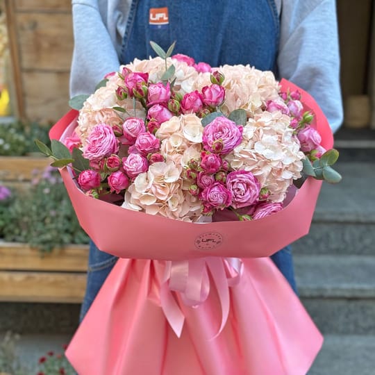 Пудровый букет гортензий и роз – доставка цветов в Кап-д-Агдэ