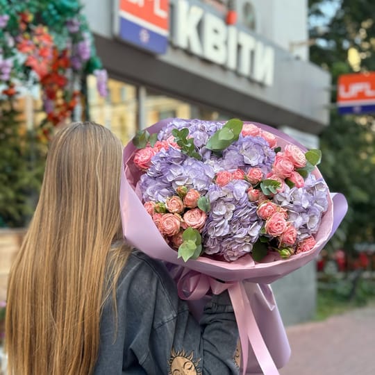 Лавандовый букет гортензий и роз – доставка цветов в Манихики