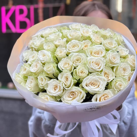 51 біла троянда Кенія – доставка квітів у Виноградар