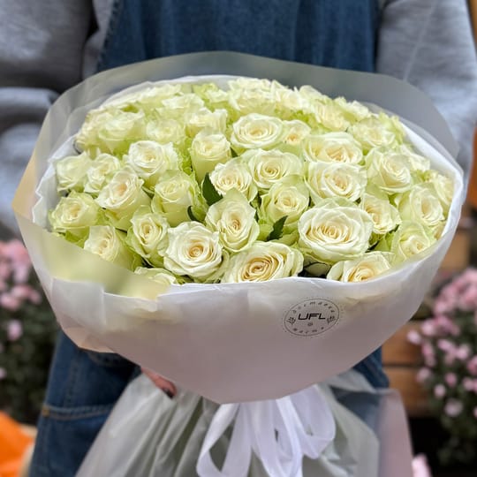 51 біла троянда Кенія – доставка квітів у Виноградар