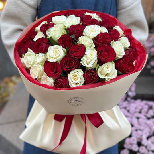 51 червона та біла троянда Кенія – доставка квітів у Виноградар