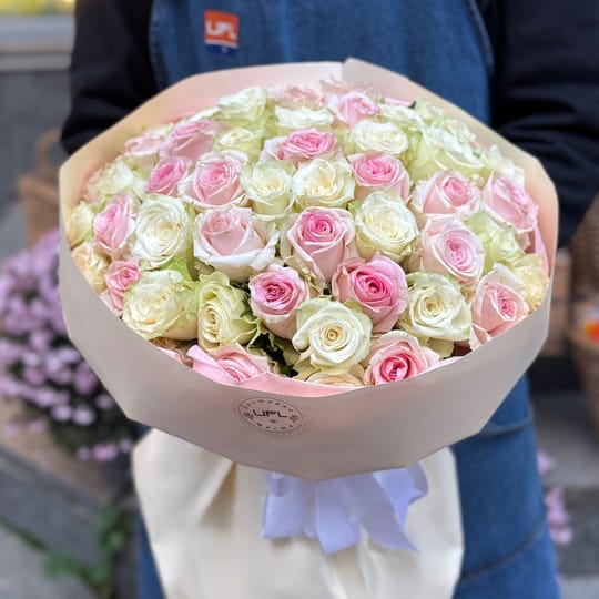 51 рожева і біла троянда Кенія – доставка квітів у Теремки