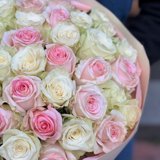 51 рожева і біла троянда Кенія – доставка квітів у Теремки