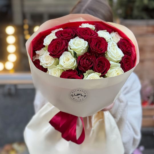 25 красных и белых роз Кения – доставка цветов в Виноградарь