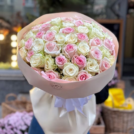 51 рожева і біла троянда Кенія – доставка квітів у Теремки