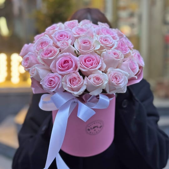 Рожеві троянди в коробці – доставка квітів у Кейп Корал