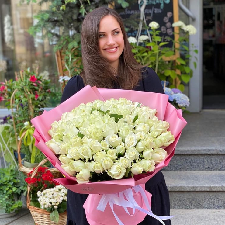 101 white roses – flower delivery in Volnyansk