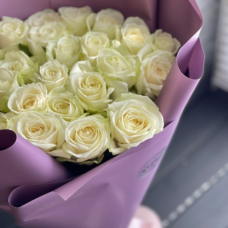 Bouquet 25 white roses – flower delivery in Kirovsk (Ukraine)