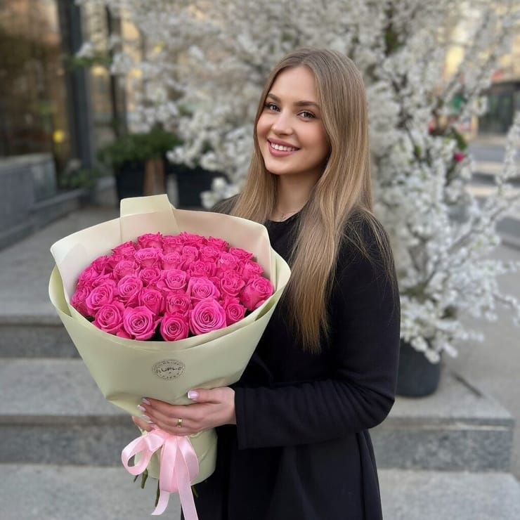 Bouquet 25 pink roses – flower delivery in Montelimar