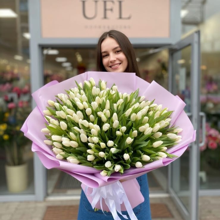 Белые тюльпаны (151 шт) – доставка цветов в Форрес