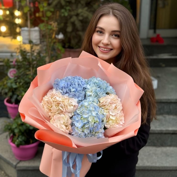 Букет квітів 5 гортензій – доставка квітів у Калфа