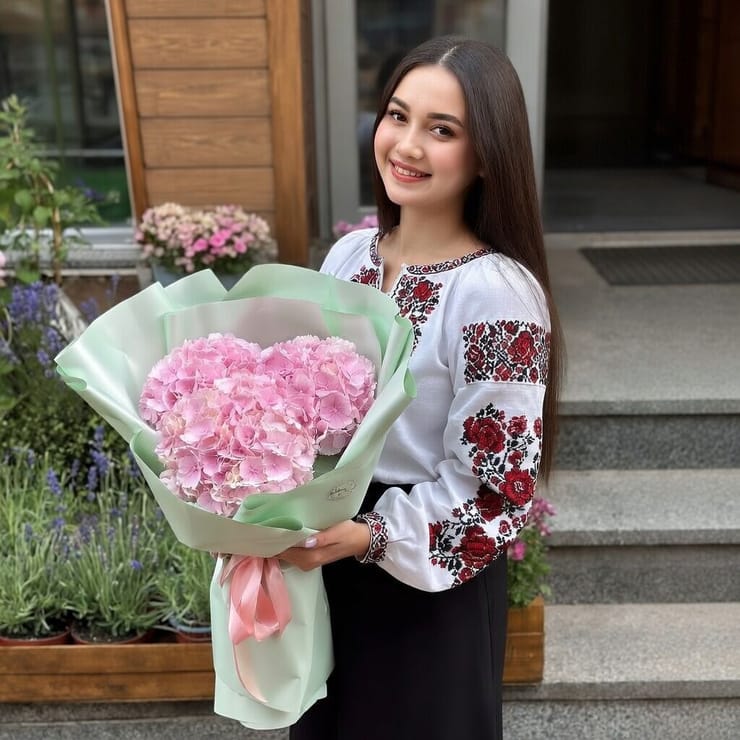 3 pink hydrangeas – flower delivery in Reykjavik