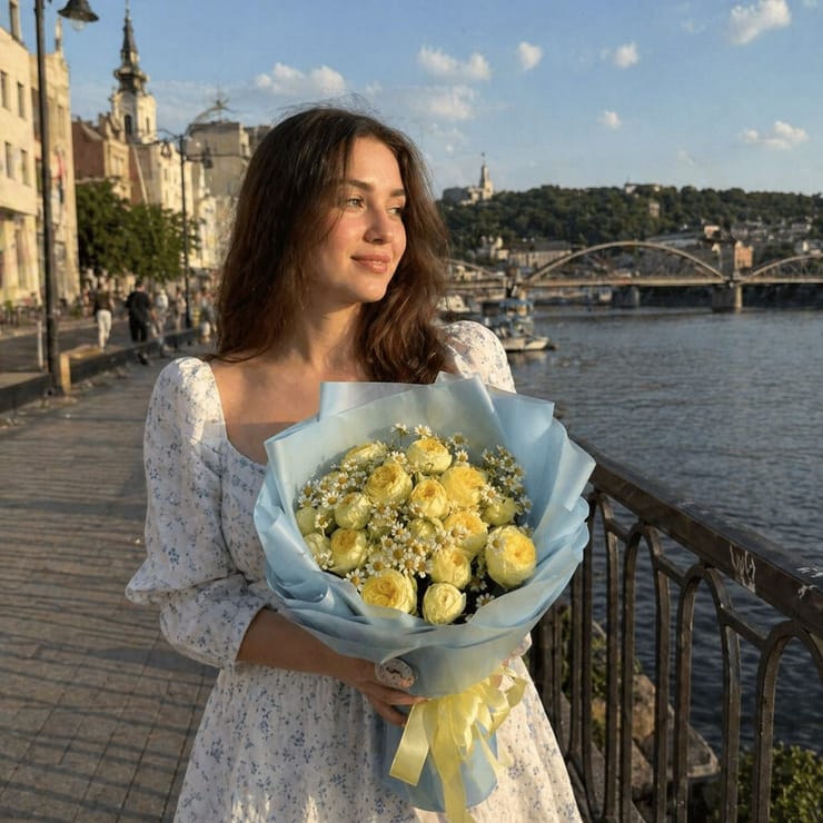 Summer smile Yellow spray roses 9pcs – доставка цветов в Canberra