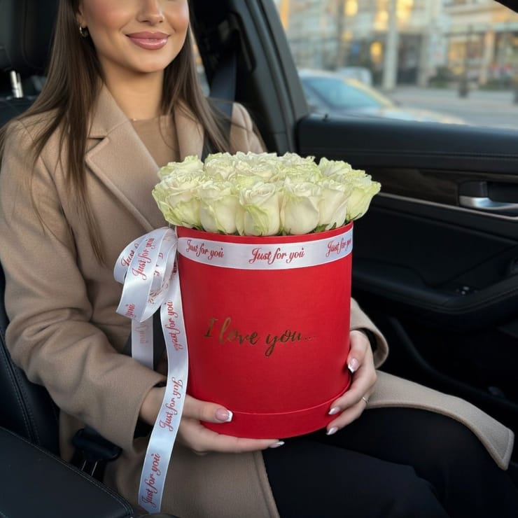 White roses in a box 19pcs – flower delivery in Camperdown