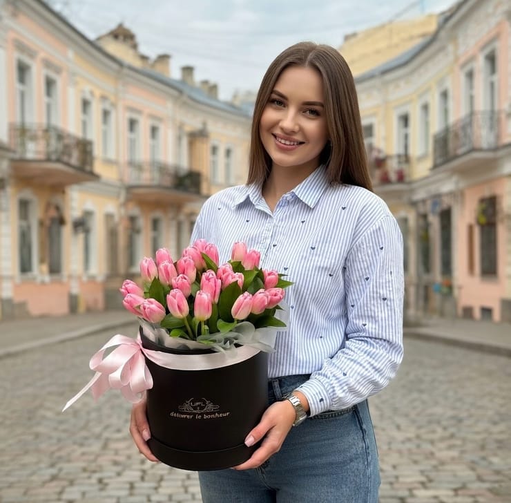 25 pink tulips in a box – flower delivery in Chiangmay