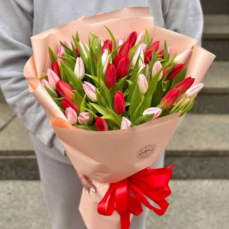 51 червоний та рожевий тюльпан – доставка квітів у Самарканд