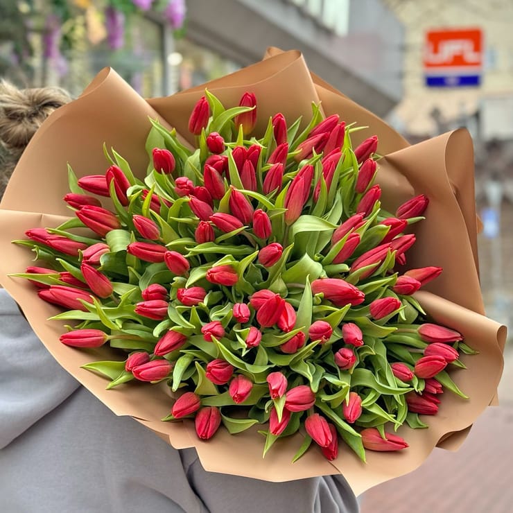 101 red tulips – flower delivery in Tarawa