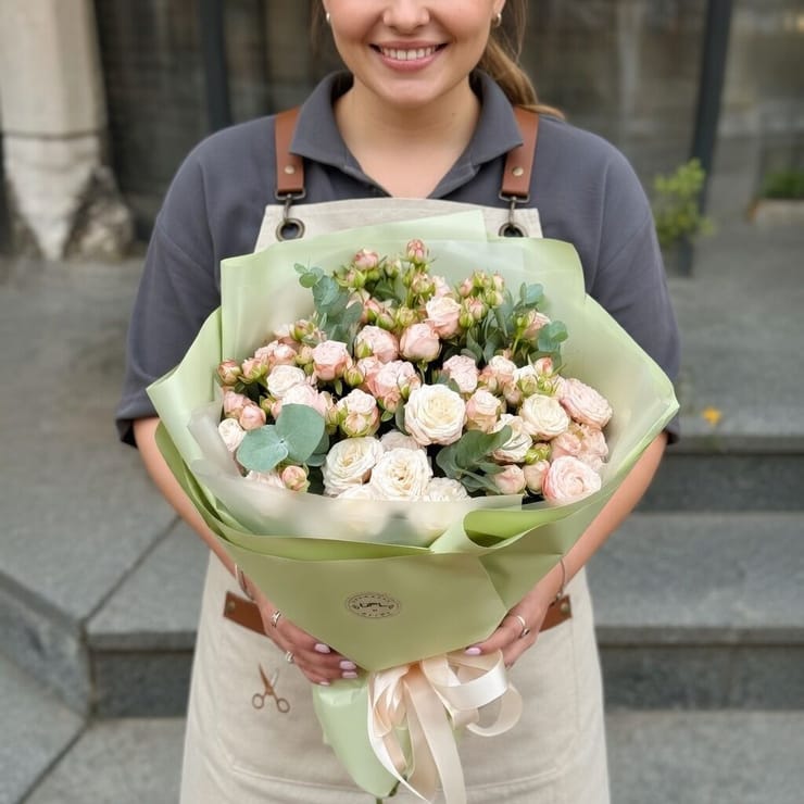Bouquet of creamy spray roses 11pcs – flower delivery in Ri