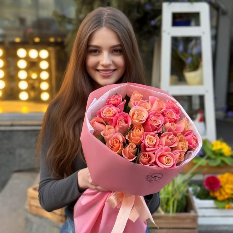 25 coral roses – flower delivery in Madona