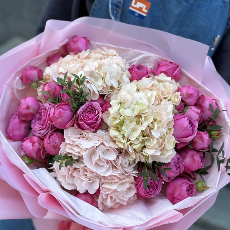 Bouquet with hydrangea and spray roses – flower delivery in Hinterbruhl