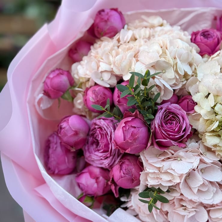 Bouquet with hydrangea and spray roses – flower delivery in Agrigento