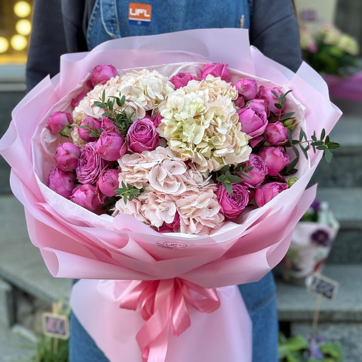 Bouquet with hydrangea and spray roses – flower delivery in Agrigento