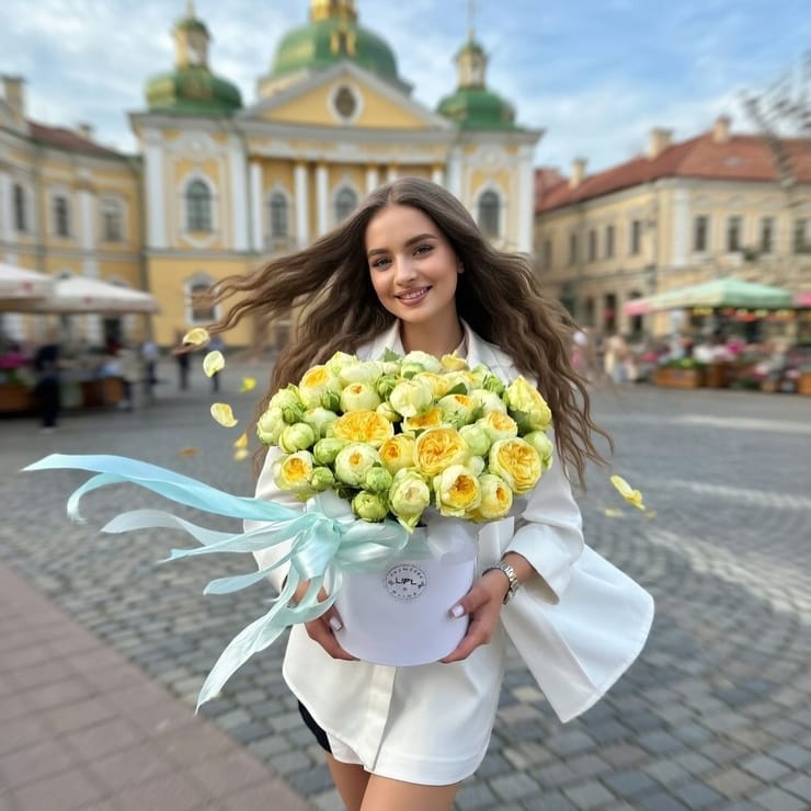 Yellow spray roses in a box – flower delivery in Cartagena