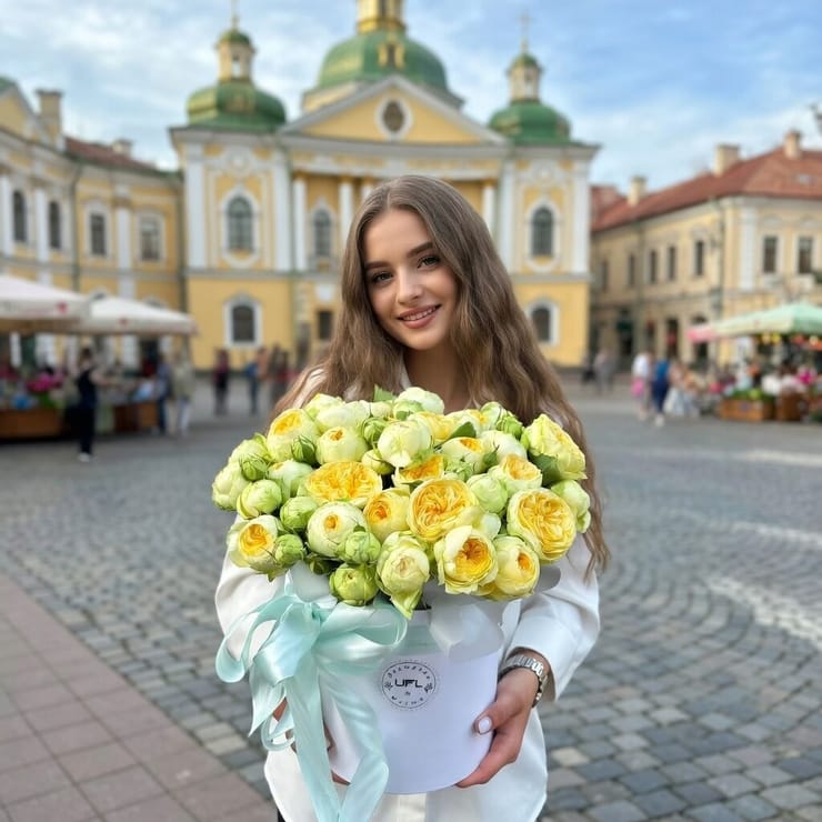 Желтые кустовые розы в коробке – доставка цветов в Ахмик