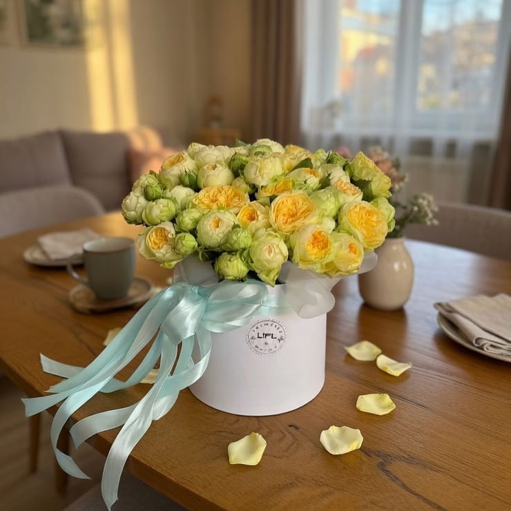 Yellow spray roses in a box – flower delivery in Tirgoviste