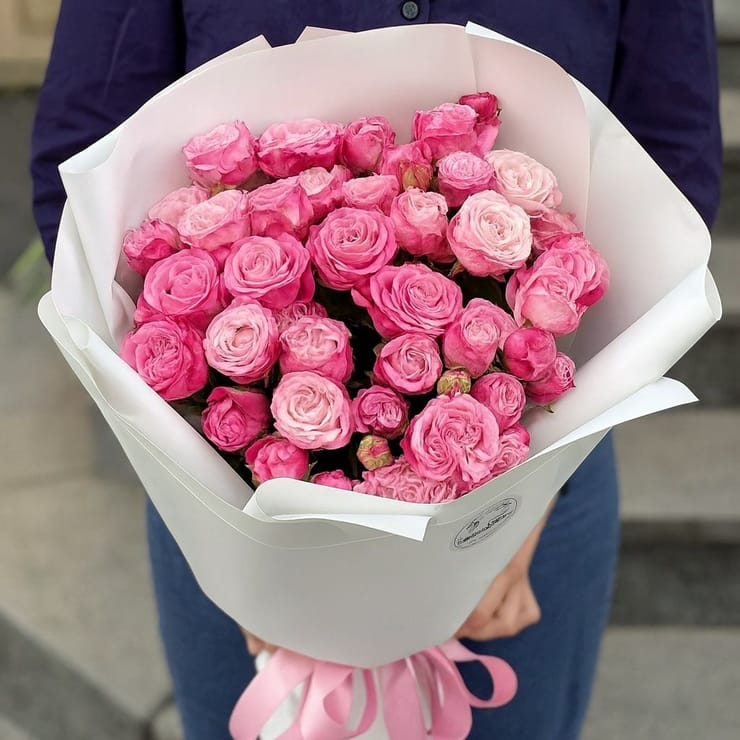 9 кущових рожевих троянд – доставка квітів у Сквира