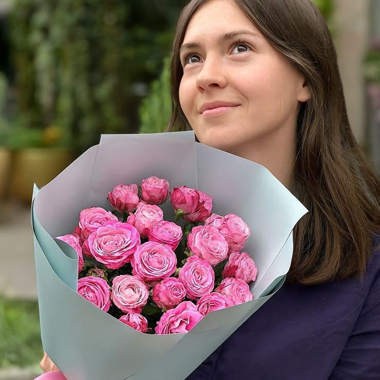 9 кущових рожевих троянд – доставка квітів у Сквира