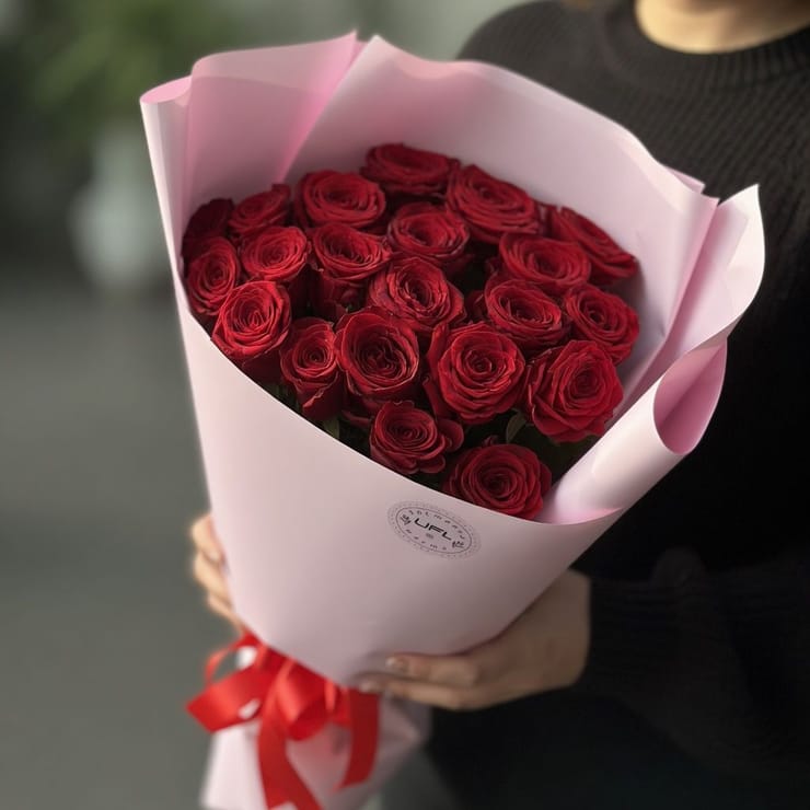 Букет 21 червона троянда – доставка квітів у Приазовске