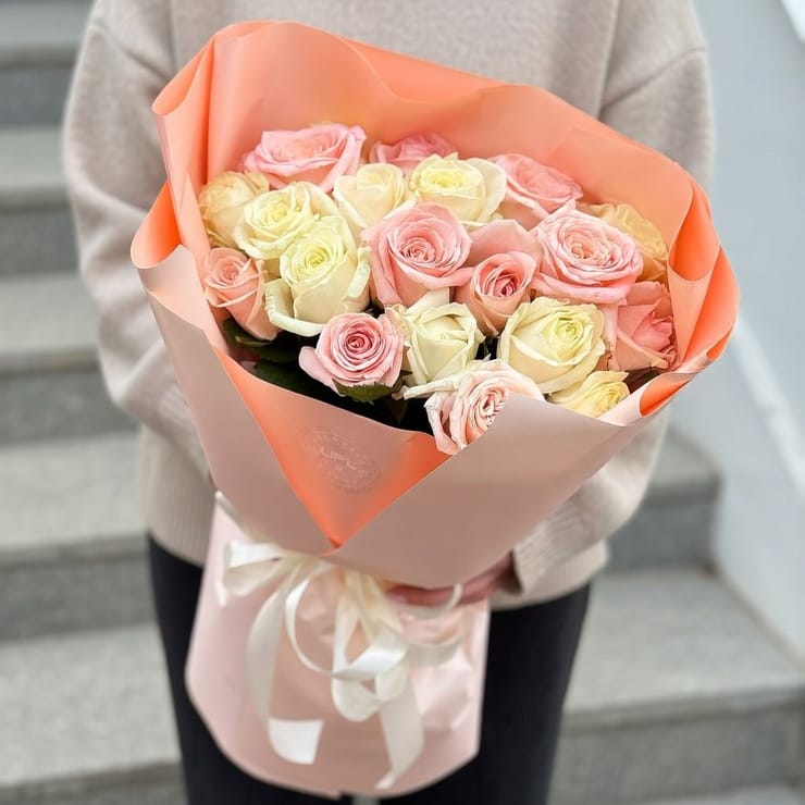 21 біла і кремова троянда – доставка квітів у Нікополь (Україна)