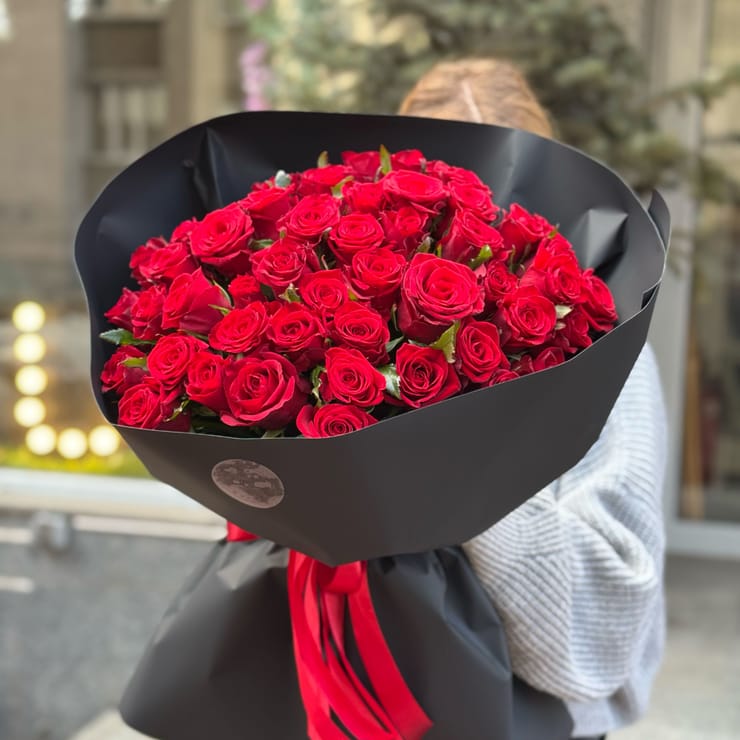 51 красная роза в черной упаковке – доставка цветов в Фано