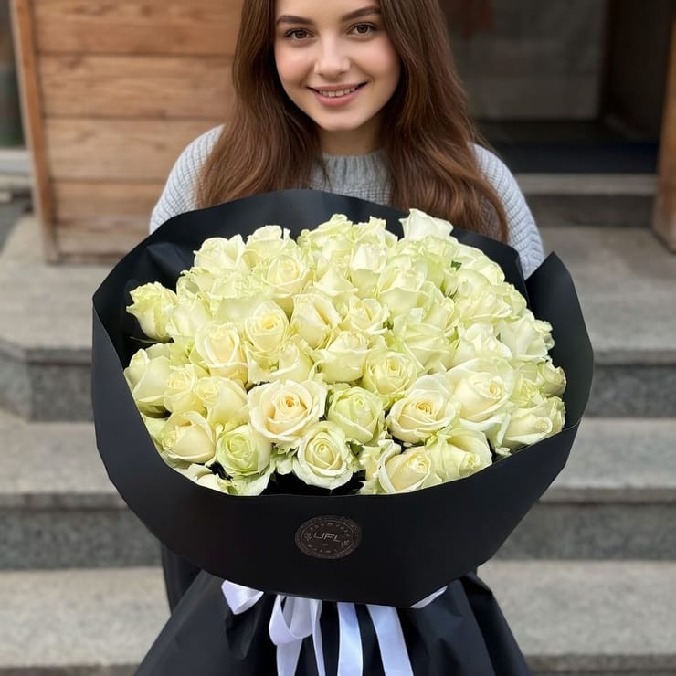 51 white roses in black wrapping – flower delivery in Aachen