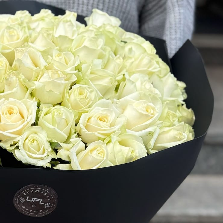 51 белая роза в черной упаковке – доставка цветов в Фано