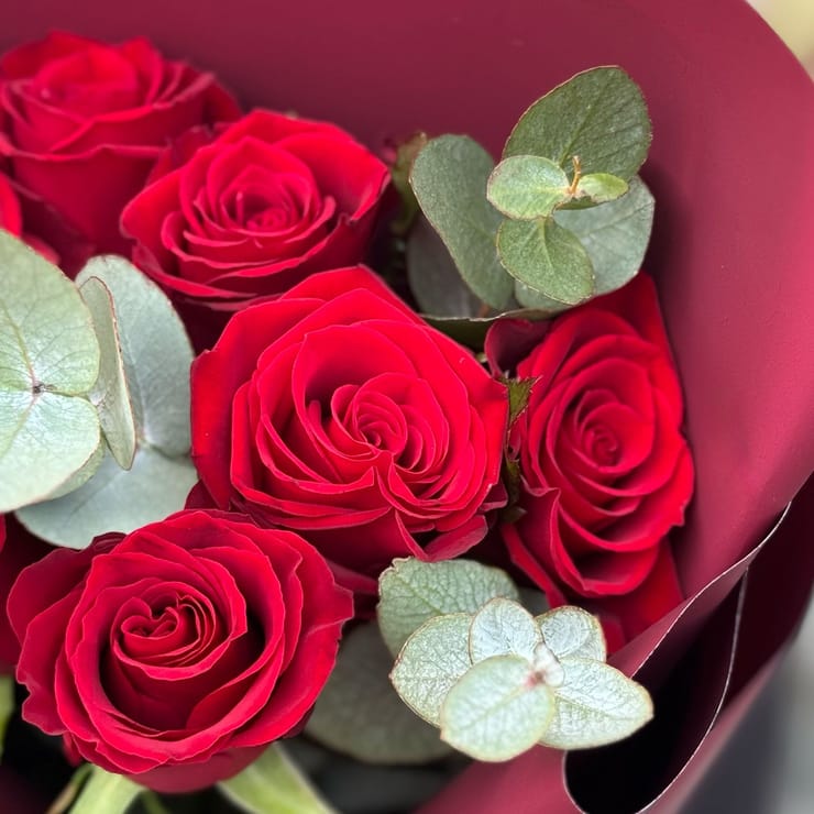 7 червоних троянд  – доставка квітів у Червоноармійськ