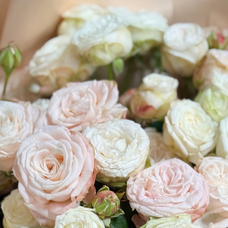 Букет кущових троянд + Raffaello – доставка квітів у Ювілейне (Дніпропетровська обл., Україна)