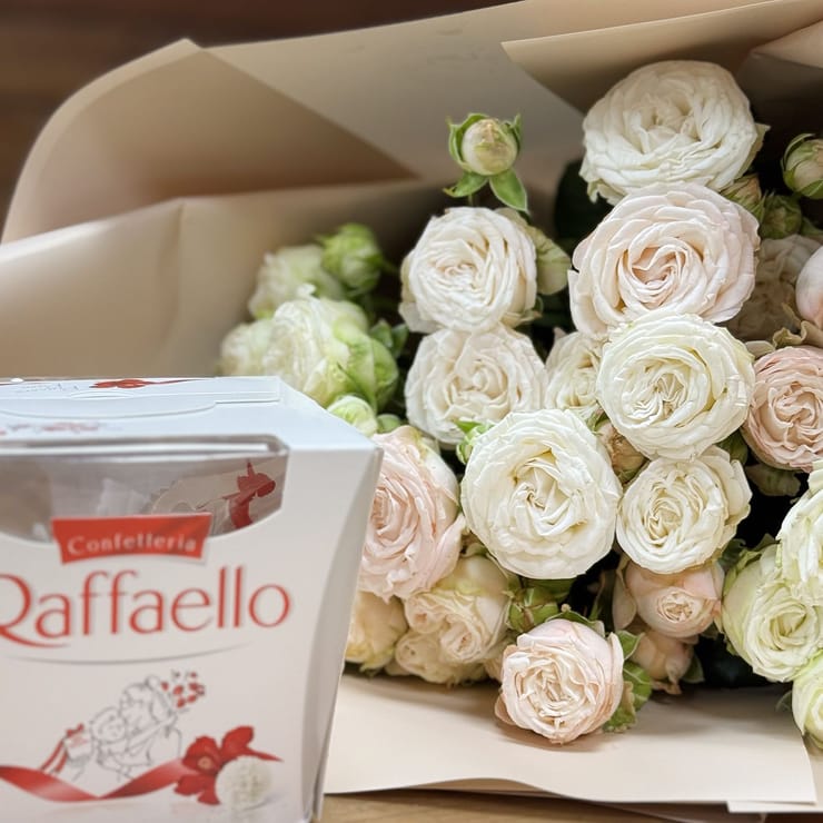 Букет кущових троянд + Raffaello – доставка квітів у Ювілейне (Дніпропетровська обл., Україна)