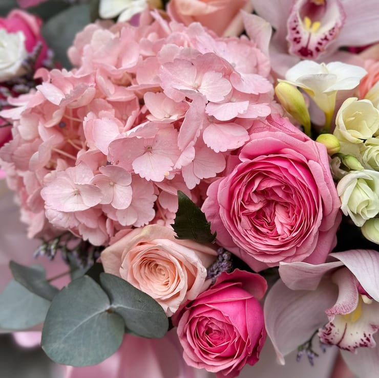 Розовый цветочный бокс – доставка цветов в Фано