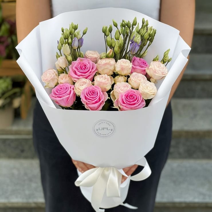 Нежный микс из роз и эустом – доставка цветов в Фано