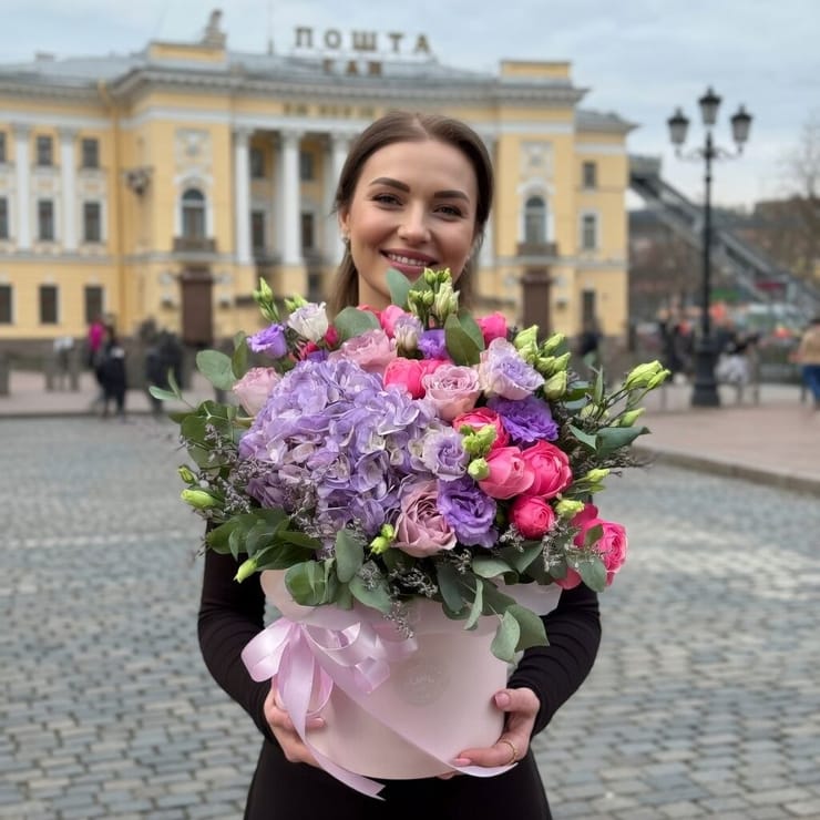 Квіти в коробці Аметист – доставка квітів у Лінц на Рейні