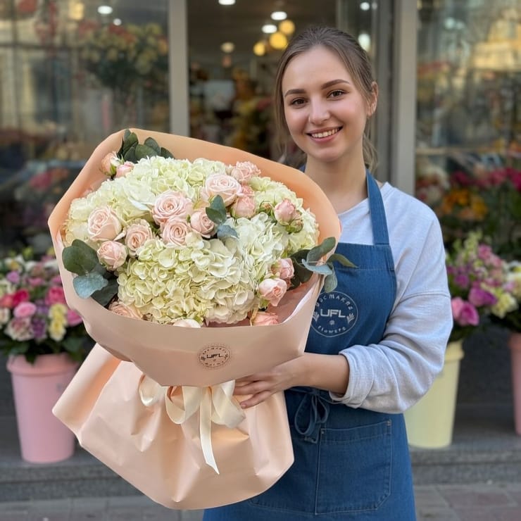 Tender bouquet of hydrangea and roses – flower delivery in Kalofer