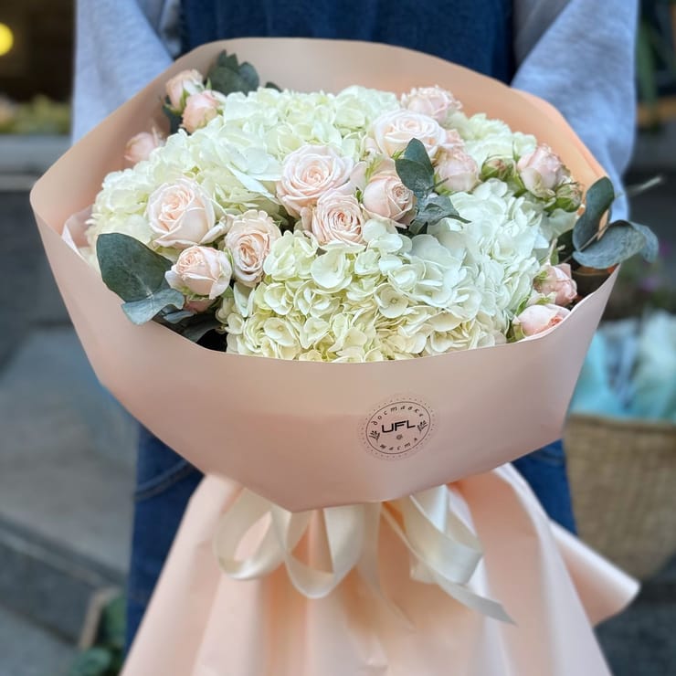 Ніжний букет гортензій і троянд – доставка квітів у Аваруа