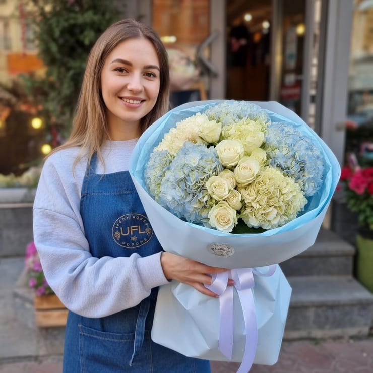 Небесний букет гортензій і троянд – доставка квітів у Дніпро