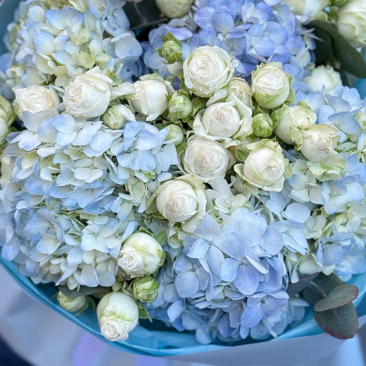 Небесний букет гортензій і троянд – доставка квітів у Аваруа